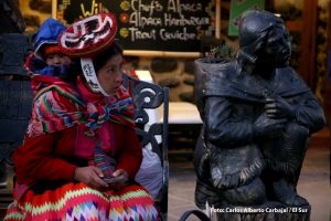 Una joven madre Quechua con su bebé, en la plaza de armas de Ollantaytambo, Perú. Foto: Carlos Alberto Carbajal