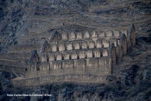 Ruinas incas antiguas en las montañas que rodean el pueblo de Ollantaytambo, Perú. Foto: Carlos Alberto Carbajal