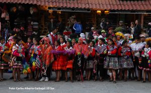 Jóvenes Quechuas representan la danza de “papa llankay” que significa “el trabajo o cultivo de la papa”. Foto: Carlos Alberto Carbajal