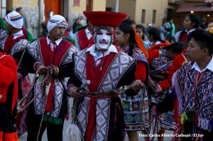 Jóvenes Quechuas representan la danza de “papa llankay” que significa “el trabajo o cultivo de la papa”. Foto: Carlos Alberto Carbajal