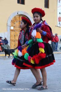 Jóvenes Quechuas representan la danza de “papa llankay” que significa “el trabajo o cultivo de la papa”. Foto: Carlos Alberto Carbajal