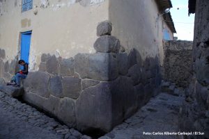 Calles y muros de piedra que formaron parte de antiguos asentamientos incas en Ollantaytambo. Foto: Carlos Alberto Carbajal