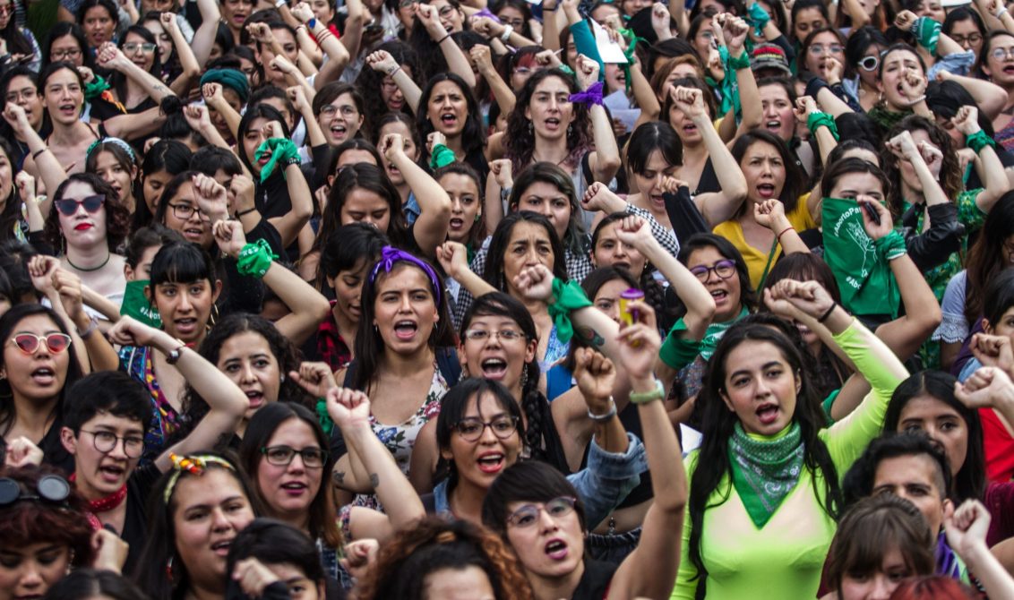 CIUDAD DE MÉXICO, 29NOVIEMBRE2019.- Mujeres, en su mayoría integrantes de colectivas feministas participaron el baile/performance denominado “Ni un violador más”, creado por el colectivo de chilenas Lastesis con motivo del Día Internacional de la Erradicación de la Violencia Contra la Mujer. Las féminas comenzaron el ensayo en la Alameda Central, marchando hacía el Zócalo Capitalino, mismo donde se realizo. FOTO: ANDREA MURCIA /CUARTOSCURO.COM