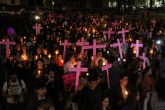 CIUDAD DE MÉXICO, 25NOVIEMBRE.- Decenas de personas se reunieron con velas y cruces rosas en el Monumento a la Revolución para caminar en la "Velada para recordar a las que ya no están con nosotras e iluminar el camino de justicia", la cual terminó en el AntiMonumenta. Esto en el marco del Día Internacional de la Eliminación de la Violencia contra las Mujeres. FOTO: ROGELIO MORALES /CUARTOSCURO.COM