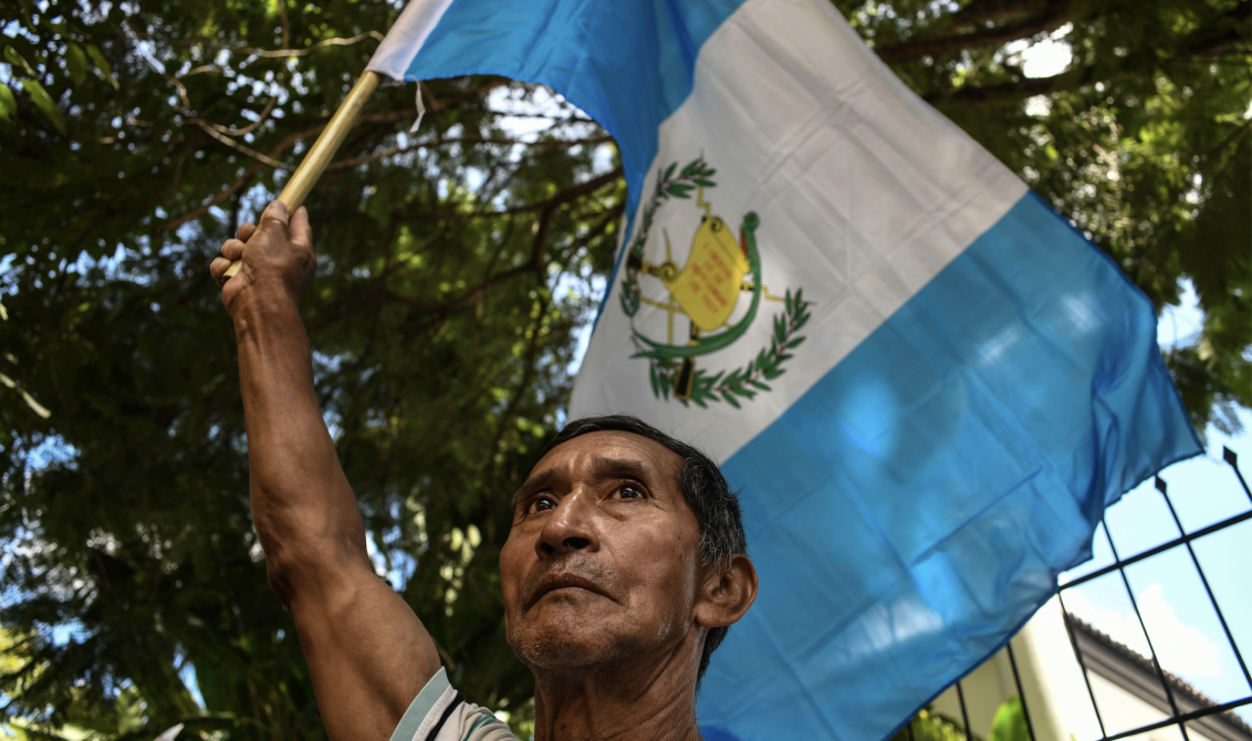 04112019-31/07/2019 31 July 2019, Guatemala, Guatemala City: A Guatemalan holds a flag during a protest against Safe Third Country Agreement between Guatemalan president Jimmy Morales and the Trump administration, in front of the Westin Camino Real hotel. Photo: Miguel Juarez Lugo/ZUMA Wire/dpa POLITICA INTERNACIONAL Miguel Juarez Lugo/ZUMA Wire/dpa