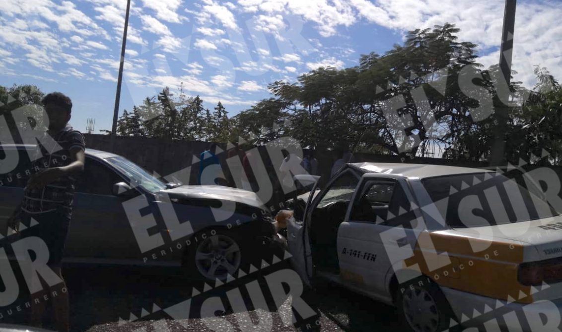  Cuatro lesionados en un choque de un BMW y un taxi colectivo al poniente de Acapulco