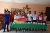 La representante la cadena de tiendas OXXO, Berenice Mendoza en la entrega de un donativo a la Asociación Civil Caritas de la Arquidiócesis de Acapulco, con la representación del padre Leonardo Morales, en la Casa de la Arquidiócesis de Acapulco. Foto: Jesús Trigo