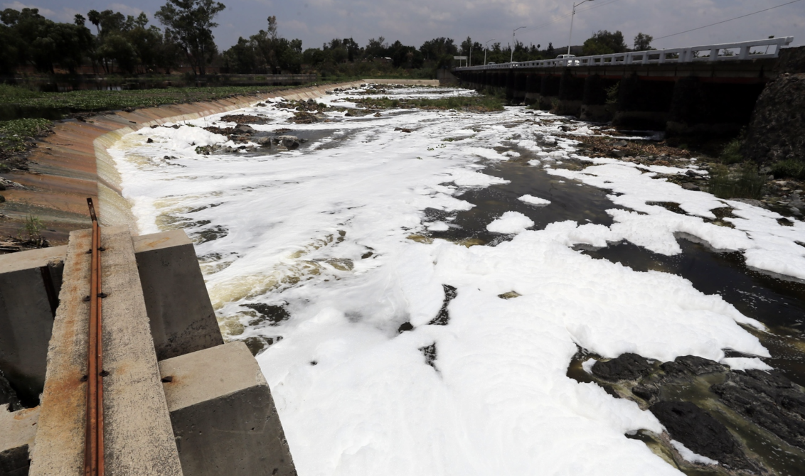 "Este pueblo es un Chernobyl en cámara lenta", aseguró Enrique Enciso, cuya casa en El Salto, Jalisco, se ubica a sólo unas cuadras del río, y cuya familia tiene más de una década de luchar por limpiarlo.