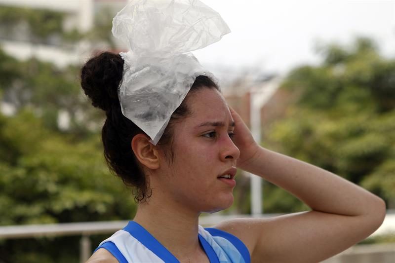 08012020-(En la imagen: Fotografía del 26 de julio de 2018 de una jugadora de Guatemala del equipo de baloncesto 3X3 refrescándose con hielo debido a las altas temperaturas) Foto? EFE