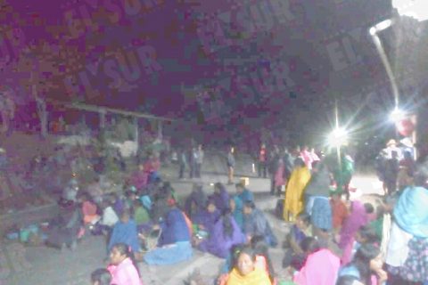 Esta noche unos 2 mil indígenas de la CRAC-PF de las 16 comunidades que integran este sistema comunitario bloquearon el crucero de Alcozacán, en la carretera Chilapa-Hueycantenango