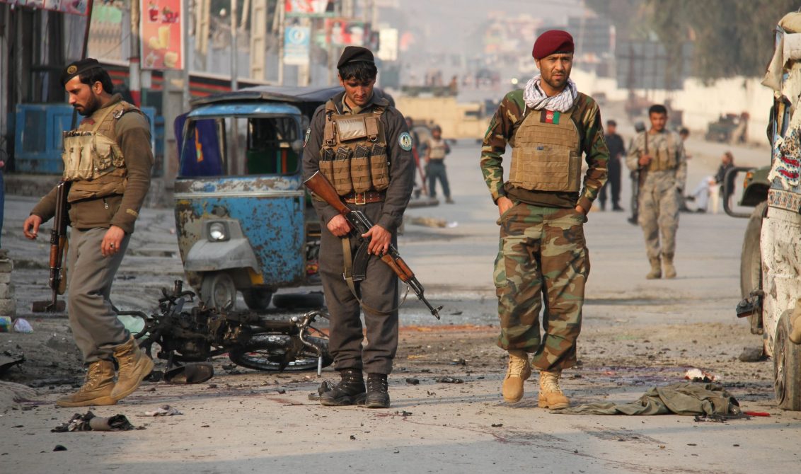 Fuerzas de seguridad afganas inspeccionan el lugar donde se produjo un atentado con una motocicleta bomba el 03/12/2017 cerca la estación de Jalalabad, capital de la provincia de Nangarhar, Afganistán- (Vinculado al texto de dpa "Seis muertos en un atentado suicida con motocicleta en Afganistán") foto: Wali Sabawoon/NurPhoto via ZUMA Press/dpa