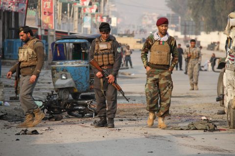 Fuerzas de seguridad afganas inspeccionan el lugar donde se produjo un atentado con una motocicleta bomba el 03/12/2017 cerca la estación de Jalalabad, capital de la provincia de Nangarhar, Afganistán- (Vinculado al texto de dpa "Seis muertos en un atentado suicida con motocicleta en Afganistán") foto: Wali Sabawoon/NurPhoto via ZUMA Press/dpa