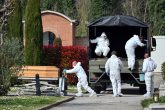 21/03/2020 dpatop - 21 March 2020, Italy, Ferrara: People in protective suits transport a coffin with a corpse of the deceased due to the coronavirus in the cemetery of Ferrara. Military vans are having to transport coffins from Bergamo to other Italian cities, as the city, hard-hit by the coronavirus, has long run out of space for the many Covid-19 dead. Photo: Massimo Paolone/LaPresse via ZUMA Press/dpa POLITICA INTERNACIONAL Massimo Paolone/LaPresse via ZUM / DPA