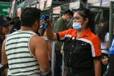 15/03/2020 15 March 2020, Mexico, Mexico City: An employee checks the temperature of an attendee at the entrance of the Vive Latino music festival amid the Coronavirus (COVID-19) global outbreak. Photo: Karen Melo/NOTIMEX/dpa POLITICA INTERNACIONAL Karen Melo/NOTIMEX/dpa