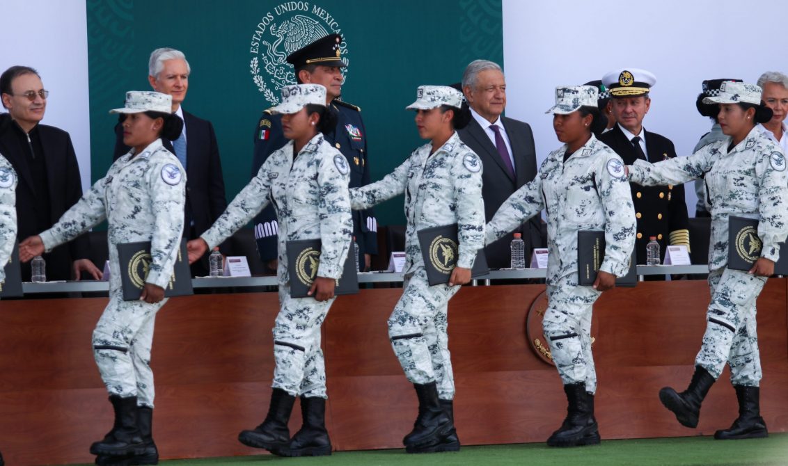 20032020-SAN MIGUEL DE LOS JAGÜEYES, ESTADO DE MÉXICO, 19MARZO2020.- El presidente Andrés Manuel López Obrador encabezó la Ceremonia de Clausura del 4º Escalón del curso de formación inicial para la integración de la Guardia Nacional. En compañía de los representantes de la SEDENA; Marina; Seguridad Pública; Gobernación, así como del comandante de la Guardia Nacional y el gobernador del Estado de México, el jefe del ejecutivo destacó la labor de las fuerzas armadas y llamó a los nuevos elementos a no aceptar “propuestas indecorosas” del crimen organizado. FOTO: GALO CAÑAS /CUARTOSCURO.COM
