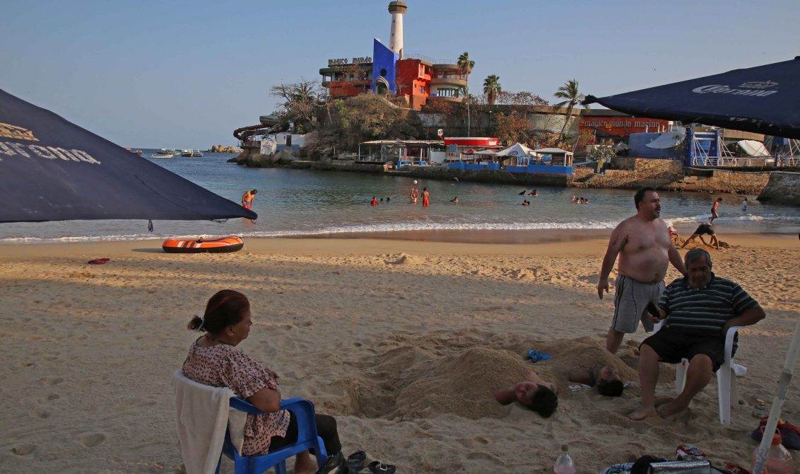 2–Abril- 2020 Acapulco, Gro. La familia Bello procedente del estado de Morelos descansan ayer en la playa Caleta, comentaron no tener temor a pesar de la alerta por coronavirus. Foto: Carlos Alberto Carbajal