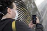 Un hombre protegido con mascarilla realiza una videollamada por su teléfono móvil, una de las formas más habituales de comunicarse durante la pandemia del coronavirus ya que permite tener más "cerca" a familiares y amigos. Foto: Europa Press