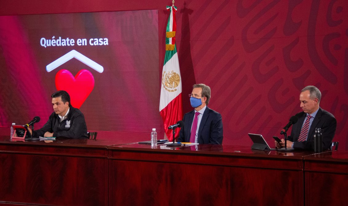 CIUDAD DE MÉXICO, 29MAYO2020.- Hugo López Gatell Ramírez, subsecretario de prevención y Promoción de la Salud; Esteban Moctezuma Barragán, secretario de Educación Pública (SEP) y Zoe Robledo Aburto, director general del IMSS, durante la conferencia de informe COVID-19 en el Palacio Nacional. FOTO: ANDREA MURCIA/CUARTOSCURO.COM
