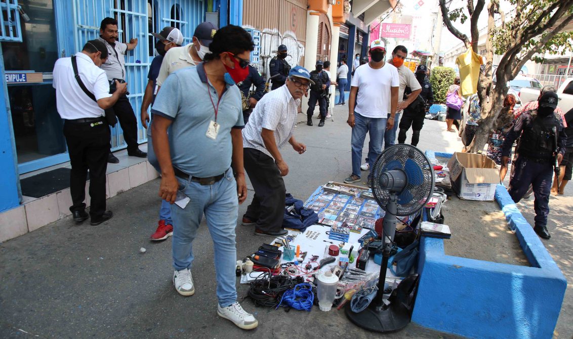 22 de Mayo del 2020 Acapulco, Guerrero. Aspecto del operativo de la dirección de vía publica para retirar a vendedores ambulantes del boulevard Vicente Guerrero y evitar contagios de convid-19 . Foto: Carlos Alberto Carbajal