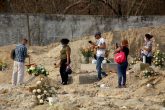 26-Mayo 2020 Acapulco, Gro. Un grupo de personas se despiden de un familiar victima de covid, sepultado ayer por la tarde en el área de fosas especiales construidas para victimas de la pandemia en panteón de El Palmar. Foto: Carlos Alberto Carbajal
