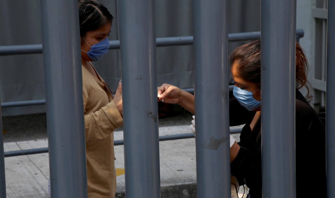 29 de Mayo del 2020 Acapulco, Guerrero. Familiares de pacientes utilizan cubre bocas y se colocan guantes en los alrededores del Hospital General del ISSSTE. Foto: Carlos Alberto Carbajal