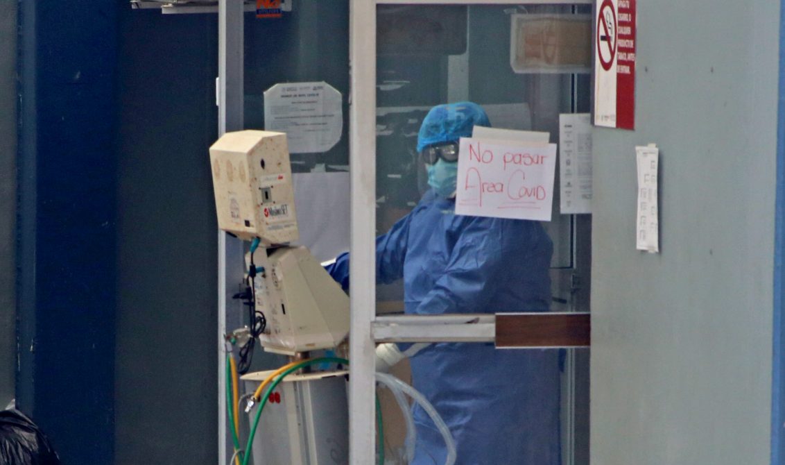 24-Mayo 2020 Acapulco, Gro. Un trabajador del Hospital del ISSSTE lleva un respirador artificial al área de covid de ese hospital, el cual se encuentra saturado de pacientes victimas de esta pandemia. Foto: Carlos Alberto Carbajal