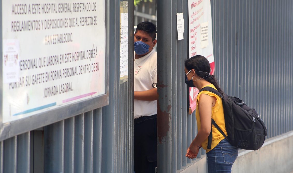 29 de Mayo del 2020 Acapulco, Guerrero. Algunas personas que llegan a pedir informes al Hospital General del ISSSTE, el cual hace unos días había anunciado que se encontraba saturado por la pandemia de covid. Foto: Carlos Alberto Carbajal