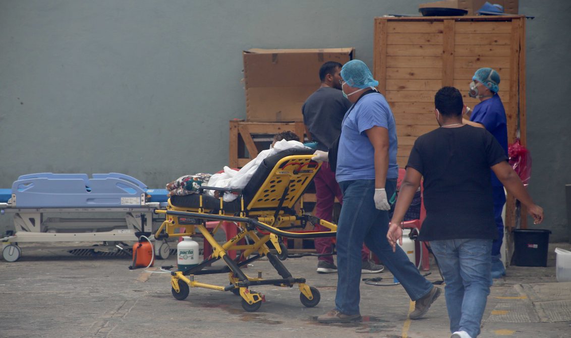 25-Mayo 2020 Acapulco, Gro. Aspecto del traslado de una paciente en el Hospital General del ISSSTE en Acapulco, el cual se encuentra saturado de pacientes de covid. Foto: Carlos Alberto Carbajal