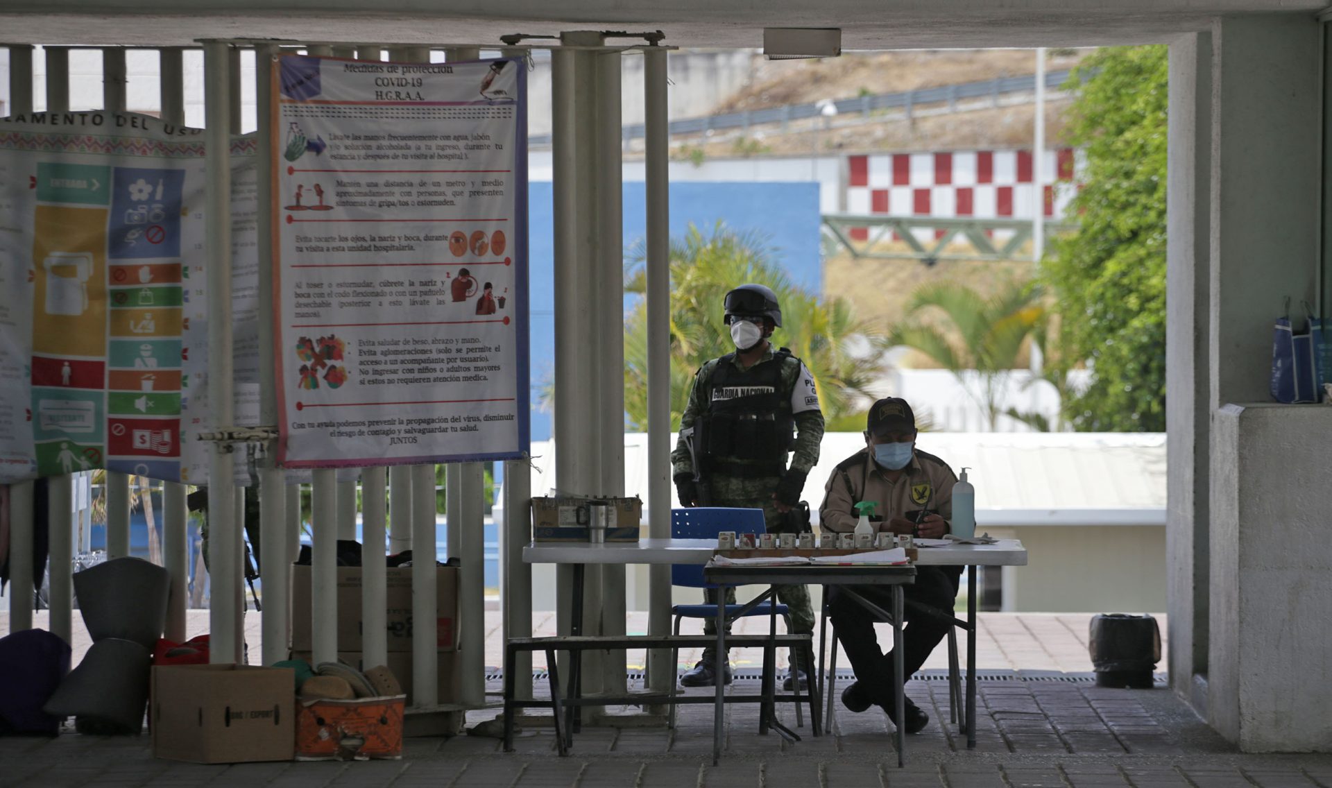 jnt-Hospital-General-Guardia-Nacional.jpg: Chilpancingo, Guerrero 06 de mayo del 2020// Guardia Nacional resguarda la entrada al Hospital General Dr. Raymundo Abarca Alarcón, durante la pandemia del Covid-2019. Foto: Jessica Torres Barrera
