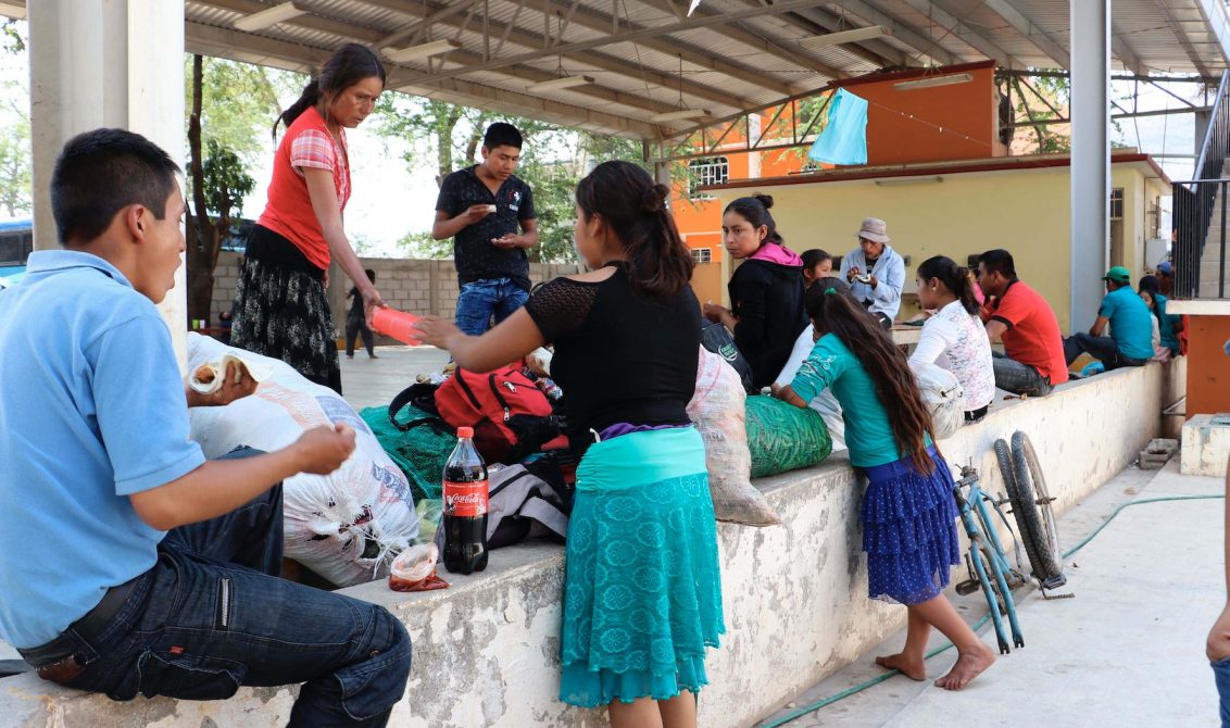 Jornaleros agrícolas de Cochoapa El Grande regresan a su lugar de origen después de haber trabajado en Sinaloa en el corte de chile, jitomate y tomatillo. Foto: Antonia Ramírez