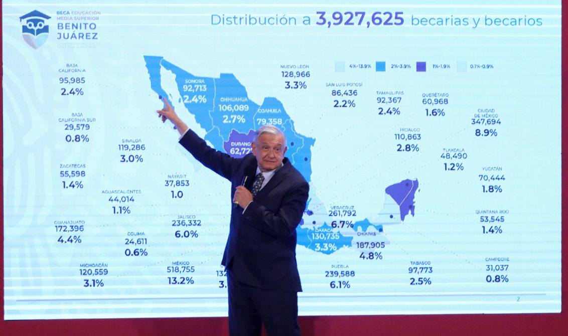 CIUDAD DE MÉXICO, 11JUNIO2020.- Andrés Manuel López Obrador, presidente de México, encabezó la conferencia de prensa matutina en compañía de Arturo Herrera, secretario de Hacienda y Créditos Público; Esteban Moctezuma Barragán, secretario de Educación Pública, y Leticia Ánimas, coordinadora nacional de Becas para el Bienestar Benito Juárez, para dar detalles de las modificaciones a la ley federal que permite a los menores de 18 años abrir cuentas bancarias para recibir las becas que el gobierno federal otorga. FOTO: GALO CAÑAS /CUARTOSCURO.COM