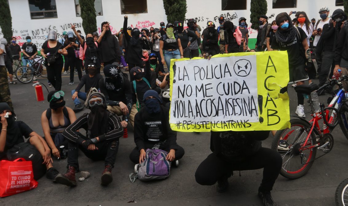 CIUDAD DE MÉXICO, 08JUNIO202O.- Decenas de encapuchados se manifestaron lleharon a la Procuraduría General de la Justicia (PGR) para exigir justicia por Melanie, mujer de 15 años, quién fue agredida por los policías cuando ella se manifestaba en la marcha que se convocó el viernes pasado para pedir justicia por el asesinato de Giovanni en Guadalajara y de George Floyd en Minesota. FOTO: GRACIELA LÓPEZ /CUARTOSCURO.COM