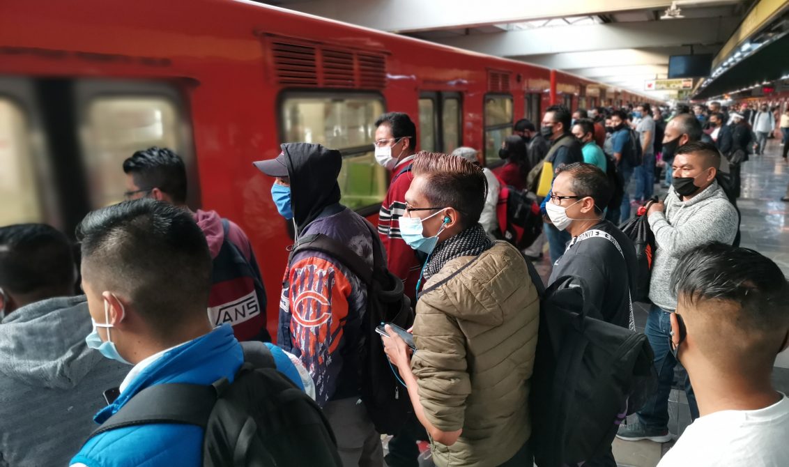 Este lunes se reportó una mayor afluencia de usuarios en el metro, esto tras reactivarse sectores como la industria automotriz, construcción, y actividades de oficina de empresas privadas, tras concluir la cuarentena por la pandemia de Covid-19. Foto: Cuartoscuro