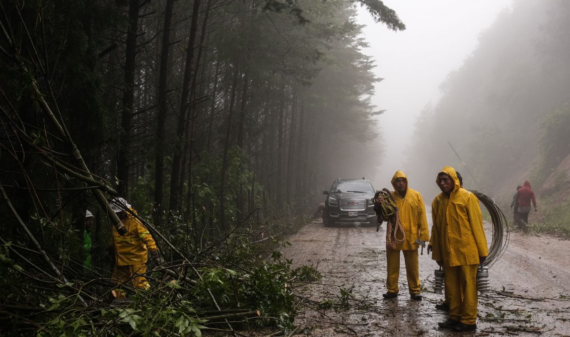 ZINACANTAN, CHIAPAS, 04JUNIO2020.- La tormenta tropical Cristóbal que tocó tierra mexicana el pasado miércoles ha causado, deslaves en los caminos de Los Altos de Chiapas e inundaciones en diferentes colonias del municipio a causa del desbordamiento de los ríos. De acuerdo a información del Centro Nacional de Huracanes de Estados Unidos, las lluvias podrían prolongarse hasta dos días más. FOTO: ISABEL MATEOS /CUARTOSCURO.COM