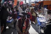 (200604) -- EL ALTO, 4 junio, 2020 (Xinhua) -- Personas portan mascarillas mientras recorren la feria 16 de julio durante la flexibilización de la cuarentena, en El Alto, Bolivia, el 4 de junio de 2020. De acuerdo con el recuento del jueves del Centro de Ciencia e Ingeniería de Sistemas de la Universidad Johns Hopkins, Bolivia ha registrado 11.638 casos confirmados y 400 decesos por la enfermedad causada por el nuevo coronavirus (COVID-19). (Xinhua/Str) (mh) (mm) (vf) (dp)