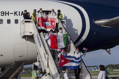 (200608) -- LA HABANA, 8 junio, 2020 (Xinhua) -- Cooperantes cubanos de la salud, integrantes del Contingente Internacional Henry Reeve de Médicos Especializados en Situaciones de Desastres y Graves Epidemias, descienden de un avión durante su arribo al Aeropuerto Internacional José Martí en La Habana, capital de Cuba, el 8 de junio de 2020. Una brigada médica cubana, integrada por 36 médicos, 15 enfermeros y un especialista en logística, regresó el lunes a La Habana luego de trabajar durante dos meses en Italia en la lucha contra la enfermedad causada por el nuevo coronavirus (COVID-19). (Xinhua/POOL/Ismael Francisco) (jh) (mm) (rtg) (dp)