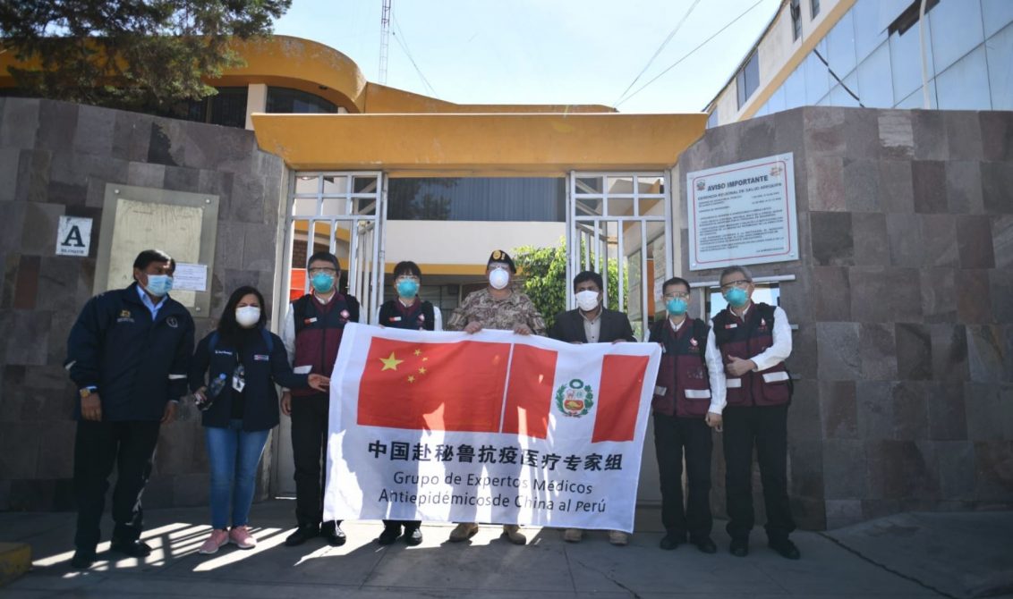 (200603) -- AREQUIPA, 3 junio, 2020 (Xinhua) -- Imagen proveída por la Agencia Peruana de Noticias ANDINA de médicos chinos posando para una fotografía durante una visita al Hospital Honorio Delgado Espinoza, en Arequipa, Perú, el 3 de junio de 2020. El equipo de cuatro médicos chinos, que colabora con Perú, intercambiaron experiencias el miércoles con sus colegas peruanos de la ciudad de Arequipa en el tratamiento de pacientes contagiados con la enfermedad causada por el nuevo coronavirus (COVID-19). (Xinhua/ANDINA) (mb) (ra) (da) (dp)