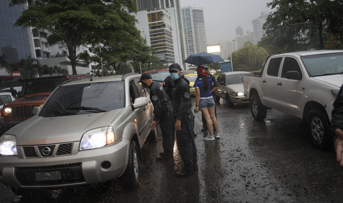 (200610) -- CIUDAD DE PANAMA, 10 de junio, 2020 (Xinhua) -- Policías intentan detener una caravana de protesta contra la cuarentena obligatoria impuesta desde marzo para evitar la propagación de la enfermedad causada por el nuevo coronavirus (COVID-19), en la Ciudad de Panamá, capital de Panamá, el 10 de junio de 2020. De acuerdo con las últimas actualizaciones sobre los casos confirmados, muertos y curados de COVID-19 en América Latina y el Caribe, según el recuento del Centro de Ciencia e Ingeniería de Sistemas de la Universidad Johns Hopkins a las 04:00 GMT del 10 de junio, Panamá ha registrado 17.233 casos confirmados, 403 decesos y 10.561 curados por COVID-19. (Xinhua/Mauricio Valenzuela) (ra) (da) (dp)