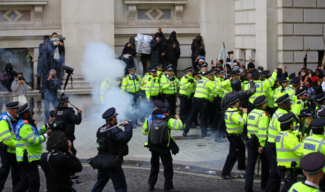 07 June 2020, England, London: Police officers clash with demonstrators during a Black Lives Matter protest against the violent death of the African-American citizen George Floyd who was killed on 25 May 2020 by a white policeman in the US city of Minneapolis. Photo: Aaron Chown/PA Wire/dpa