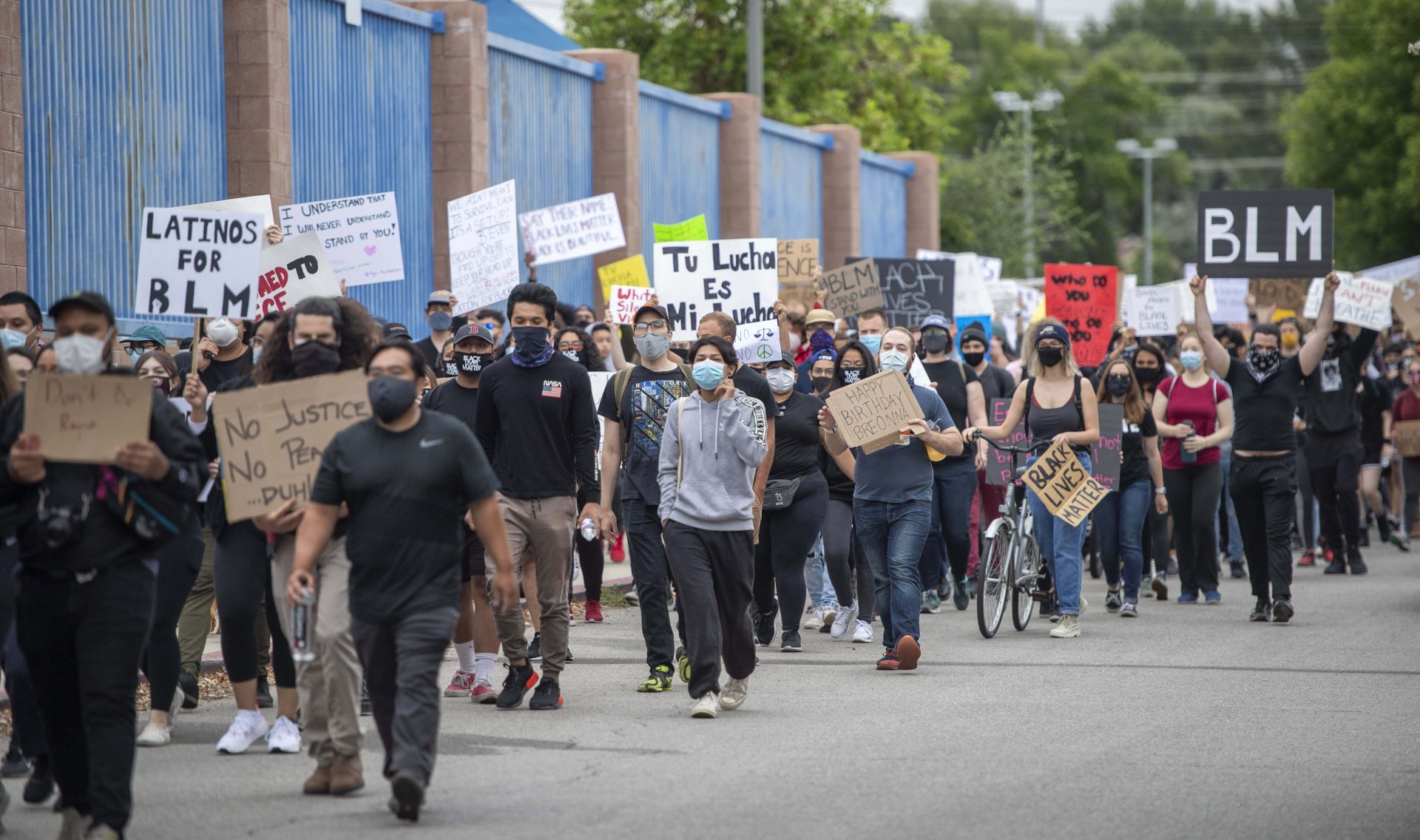 05 June 2020, US, Los Angeles: Protesters march along Reseda Blvd during a protest against the violent death of the African-American George Floyd by a white policeman in Minneapolis last week. Photo: Hans Gutknecht/Orange County Register via ZUMA/dpa