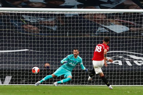 dpatop - 19 June 2020, England, London: Manchester United's Bruno Fernandes scores his side's first goal during the English Premier League soccer match between Tottenham Hotspur and Manchester United at the Tottenham Hotspur Stadium. Photo: Matt Childs/Nmc Pool/PA Wire/dpa