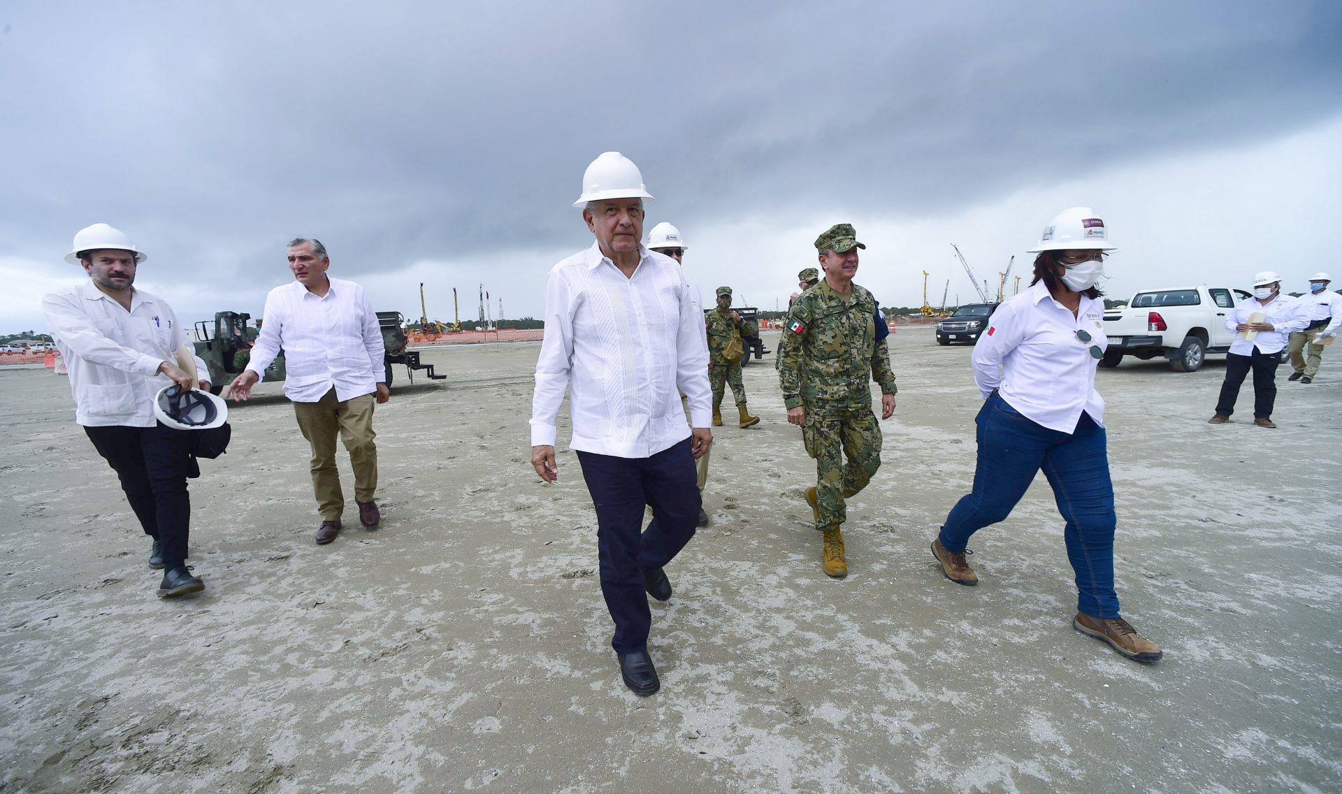 PARAÍSO, TABASCO, 05JUNIO2020.- Andrés Manuel López Obrador, presidente de México, en compañía de Adán Augusto López, gobernador de Tabasco; Rocío Nahle, secretaria de Energía, y Octavio Romero Oropeza, titular de Petróleos Mexicanos (PEMEX), realizaron un recorrido por las obras de la Refinería Dos Bocas, uno de los tres principales proyectos del gobierno actual. FOTO: PRESIDENCIA /CUARTOSCURO.COM