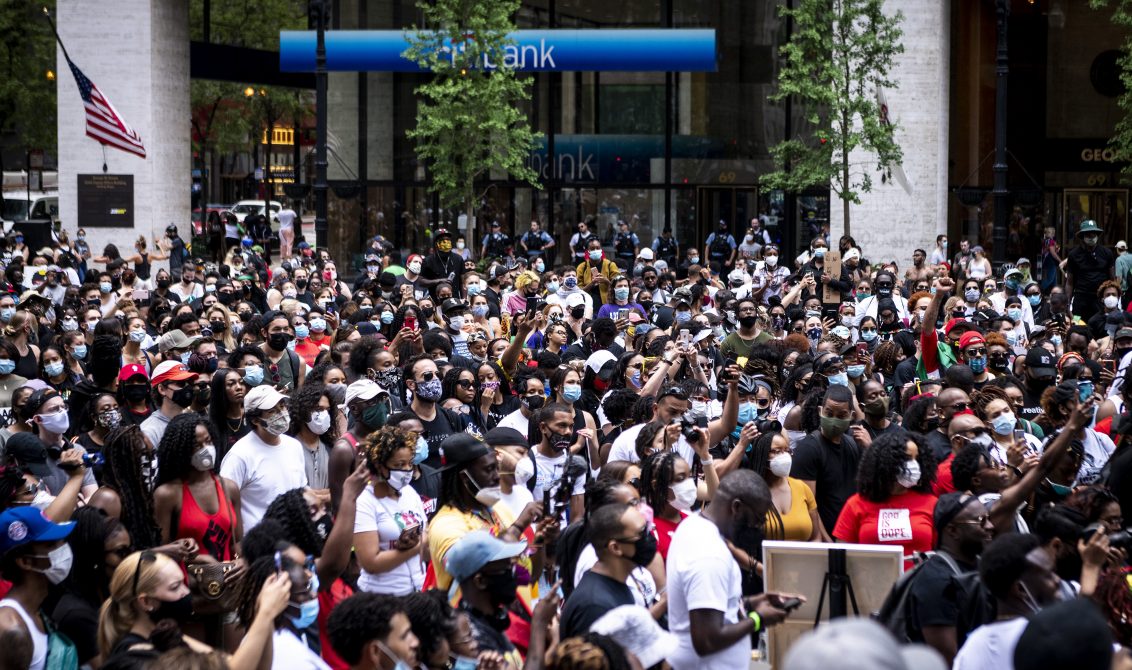 (200619) -- CHICAGO, 19 junio, 2020 (Xinhua) -- Personas participan en una manifestación en la Plaza Daley, en Chicago, Estados Unidos, el 19 de junio de 2020. Miles de personas se reunieron el viernes en el centro de Chicago y en diferentes eventos a lo largo de la ciudad para celebrar el Juneteenth, que conmemora la emancipación de los esclavos afroestadounidenses. (Xinhua/Chris Dilts) (rtg) (vf) (dp)