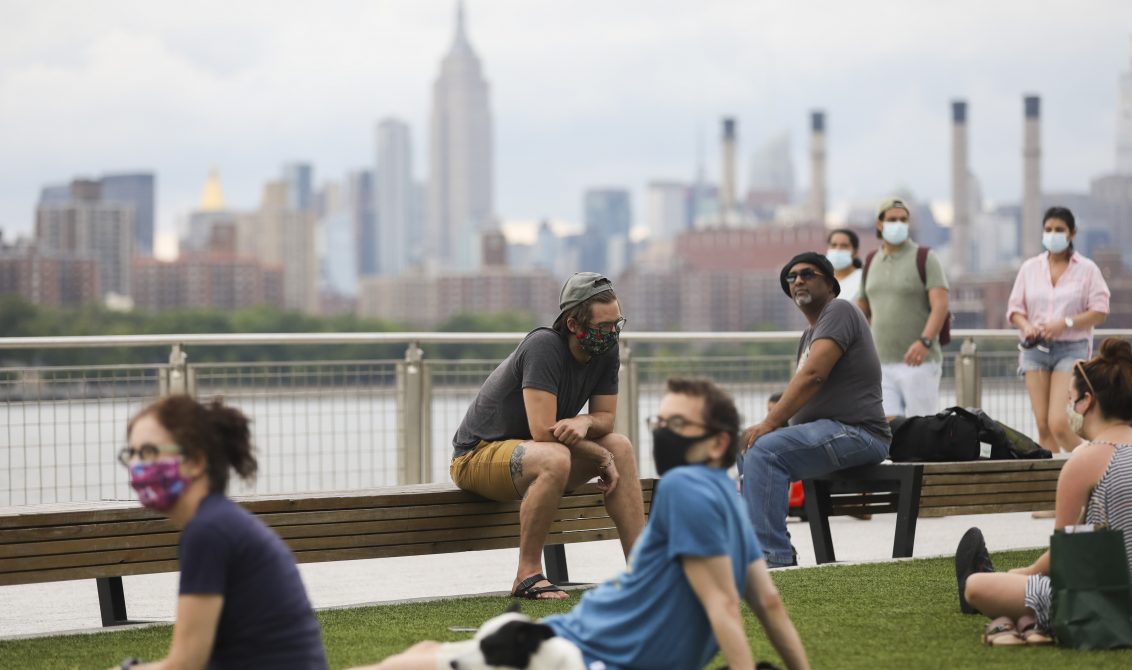 Imagen del 27 de junio de 2020 de personas relajándose en el Parque Domino en Nueva York, Estados Unidos. Foto: Xinhua