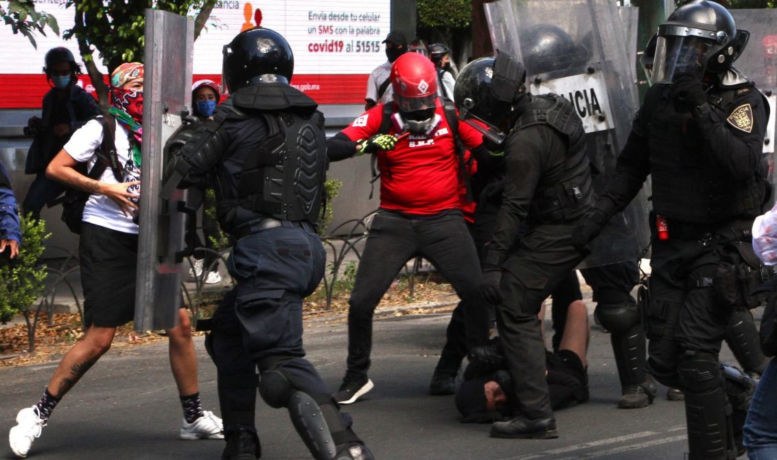 CIUDAD DE MEXICO, 05JUNIO2020.- Decenas de personas denominadas “Antifascistas” se manifestaron en la periferia de Casa Jalisco en la ciudad, esto para exigir justicia por la muerte de Giovanni López, quien murió tras ser detenido por policías Ixtlahuacan de los Membrillos, Jalisco por no portar cubrebocas. Cabe destacar que los inconformes se enfrentaron con policías capitalinos utilizando piedras y palos. FOTO: ROGELIO MORALES /CUARTOSCURO.COM