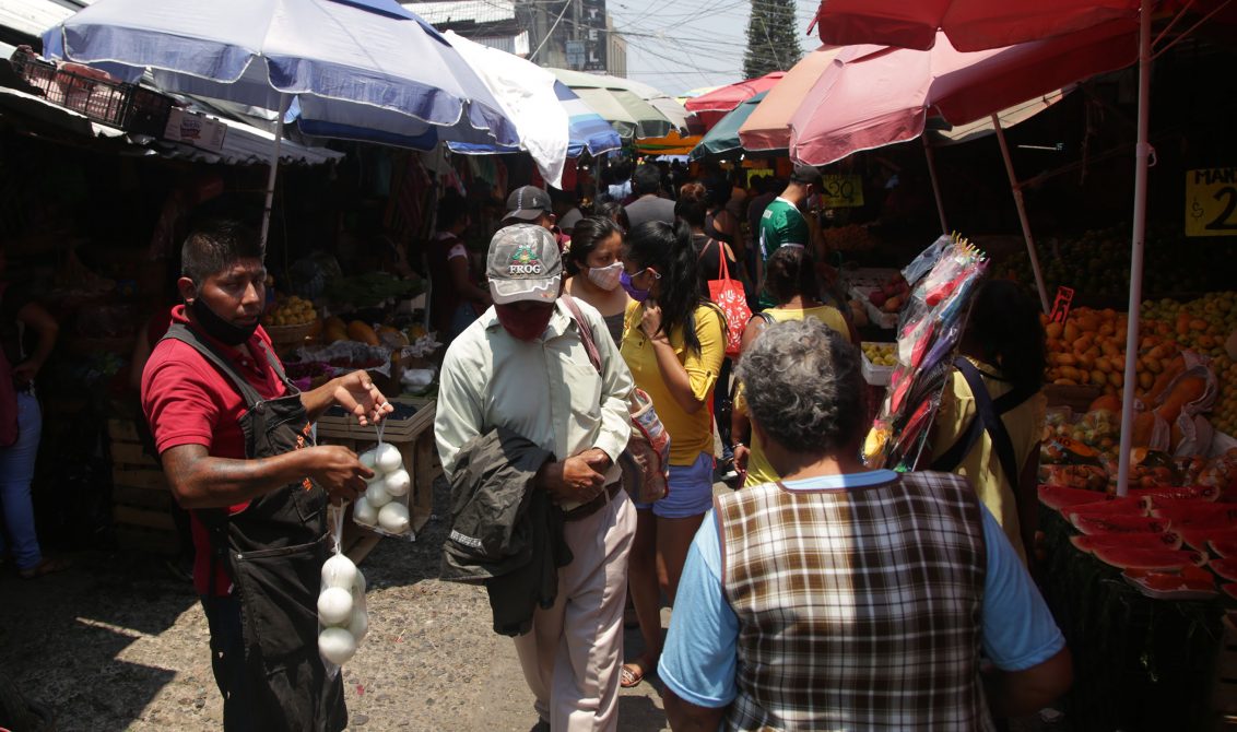 jnt-5-Mayo-calle-mercado-Covid.jpg: Chilpancingo, Guerrero 31 de mayo del 2020// La calle 5 de Mayo, que colinda con el mercado Baltazar R. Leyva Mancilla, durante la pandemia del Covid-19. Foto: Jessica Torres Barrera
