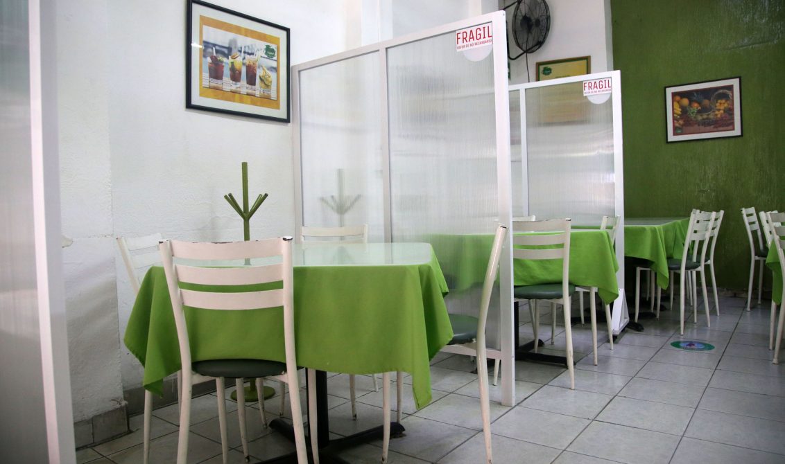 jnt-restaurante-mamparas-Nutri-Covid.jpg: Chilpancingo, Guerrero 04 de junio del 2020// Aspecto del restaurante "Nutri Light", el cual implemento mamparas que separan las mesas, parte de la "nueva normalidad", por el Covid-19. Foto: Jessica Torres Barrera