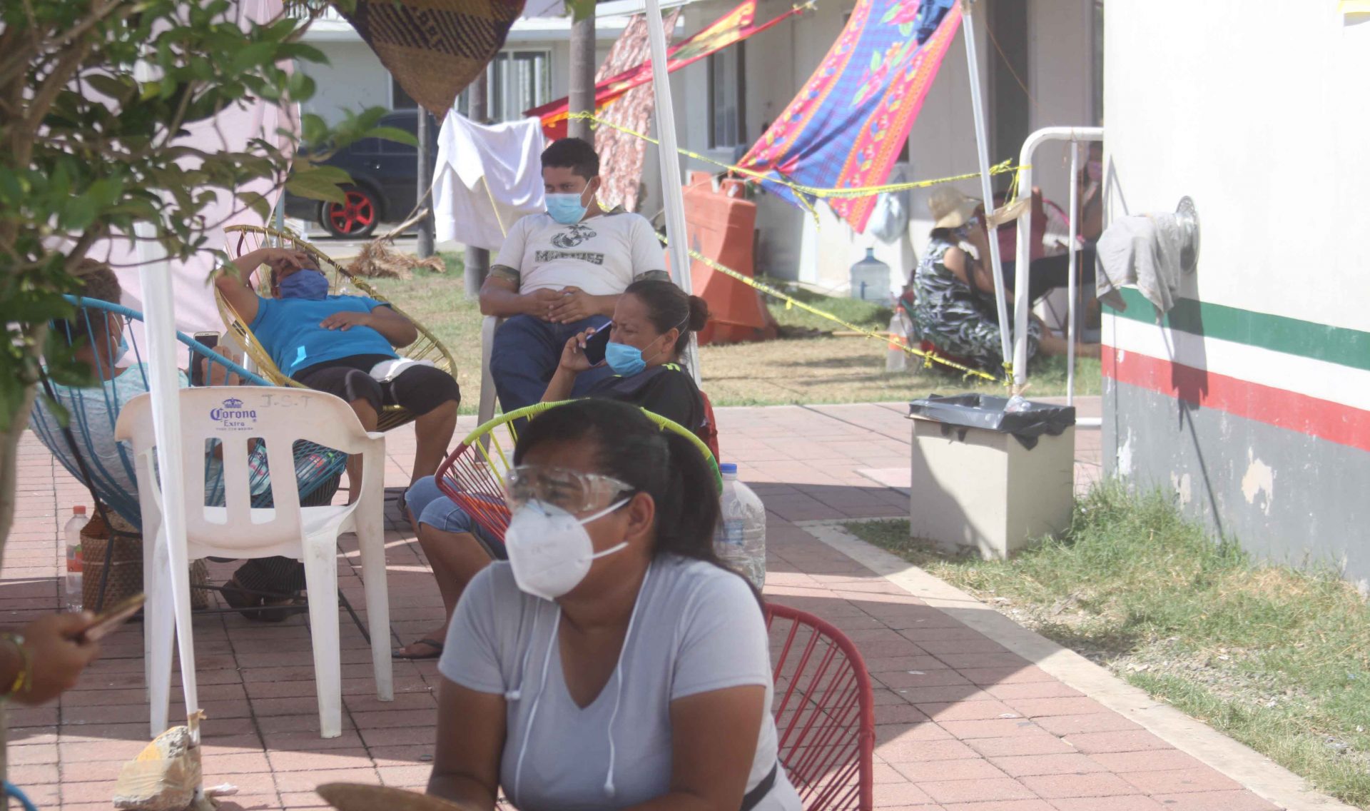 Acapulco,Gro/77Junio2020/ Familiares con síntomas de Covid-19 afuera del hospital general en el poblado El Quemado en Acapulco. Foto: Jesús Trigo