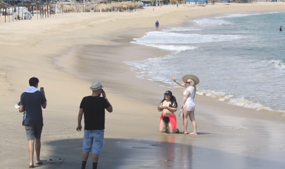 Acapulco,Gro/14Junio2020/ Dos parejas de visitantes se toman varias fotos con el celular, mientras camina por la playa Papagayo, la tarde de ayer en Acapulco. Foto: Jesús Trigo
