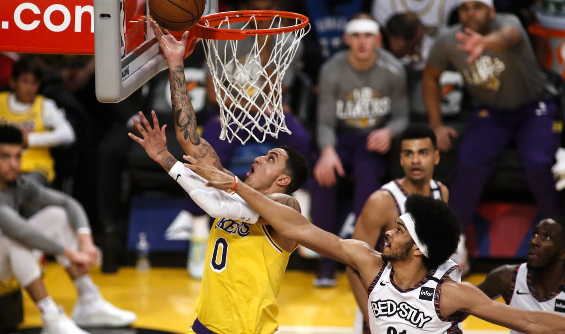 10/03/2020 10 March 2020, US, Los Angeles: Los Angeles Lakers's Kyle Kuzma (L) and Brooklyn Nets's Jarrett Allen (R) in action during an NBA basketball match between Los Angeles Lakers and Brooklyn Nets at STAPLES Center. Photo: Ringo Chiu/ZUMA Wire/dpa DEPORTES Ringo Chiu/ZUMA Wire/dpa